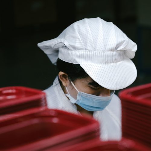 电影工厂 App 搜索页界面，顶部关键词输入框下方展示历史检索词与热门类型标签云